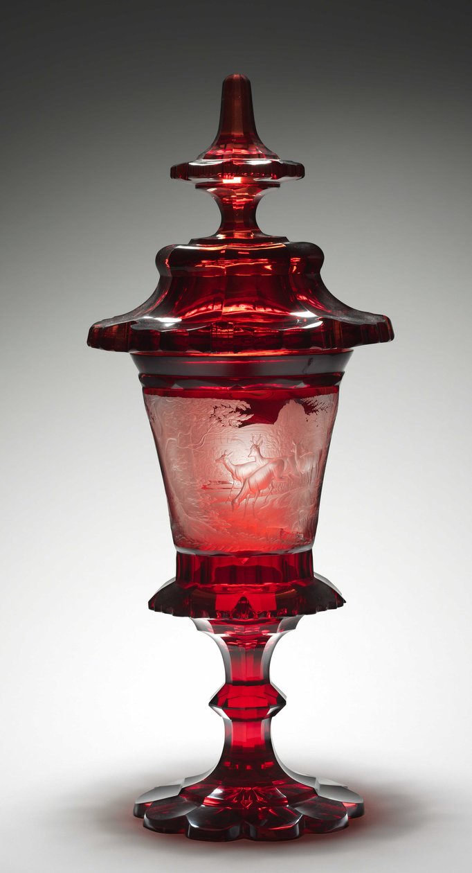 Covered Cup, połowa XIX wieku (rubinowe szkło z wygrawerowaną dekoracją) autorstwa Bohemian School