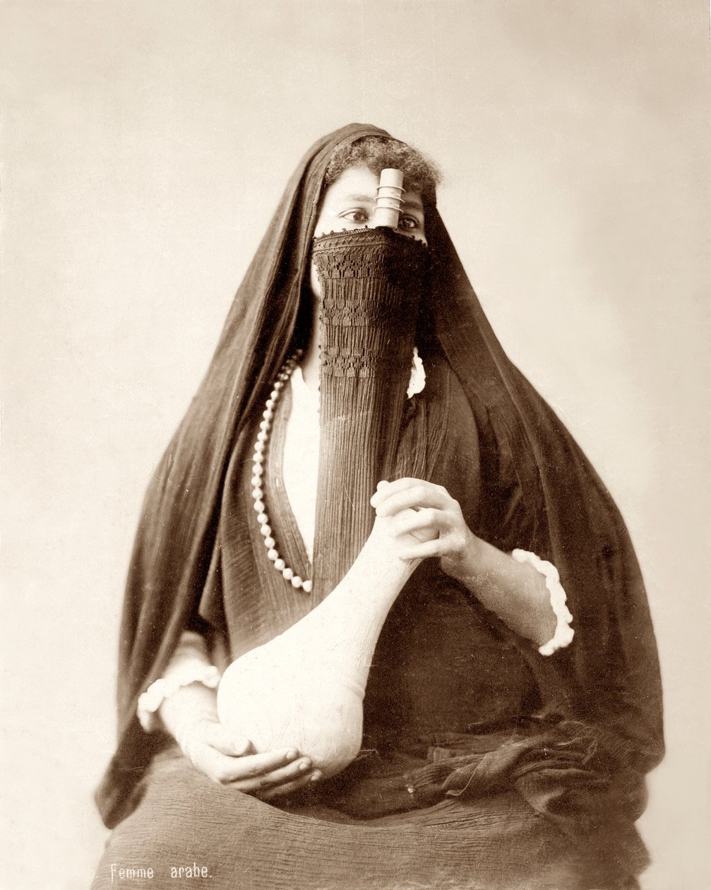 Dziewczyna w nakryciu głowy i trzymająca garnek, ok. 1867-98 autorstwa Bonfils Studio
