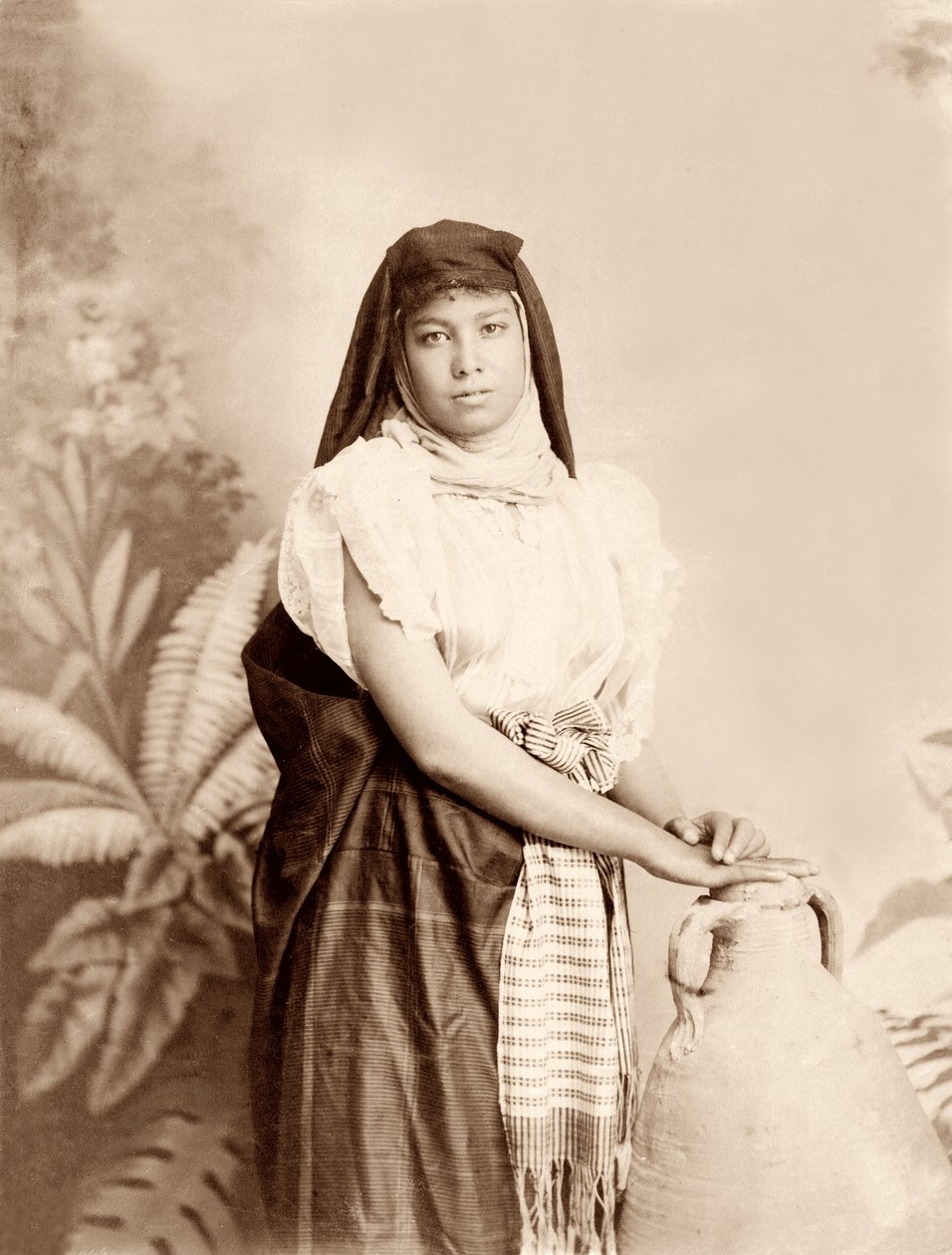 Dziewczyna ze dzbanem na wodę, ok. 1867-98 autorstwa Bonfils Studio