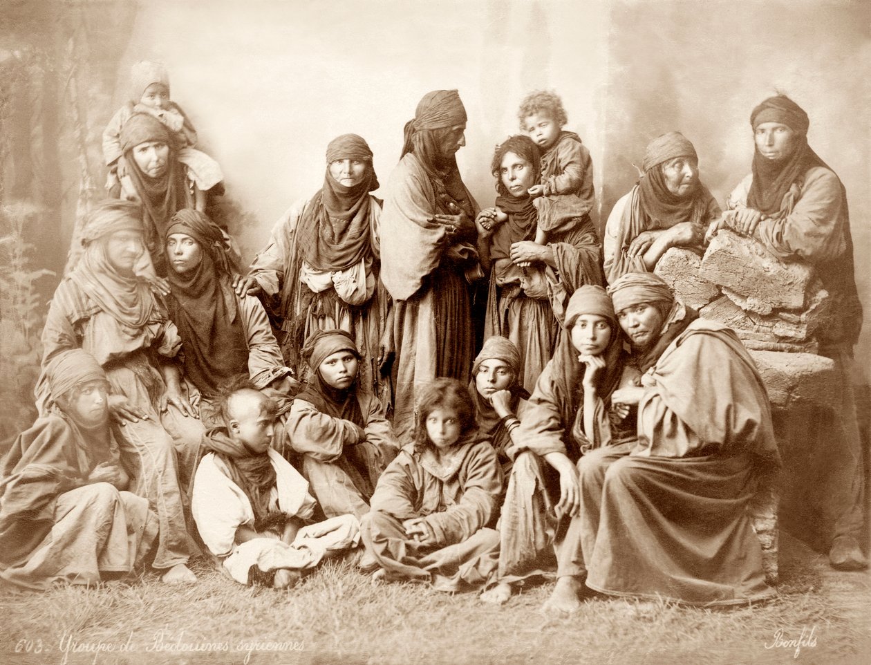 Grupa 17 beduińskich kobiet i dzieci, ok. 1867-98 autorstwa Bonfils Studio