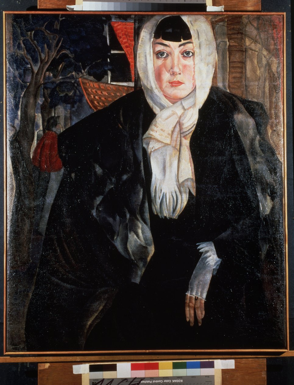Portret kobiety (portret kobiecy). Piękna kobieta o melancholijnej twarzy, na ulicy, z głową zakrytą szalikiem, ubrana w obszerny czarny płaszcz, nonszalancko opierając się na łokciu, odsłania delikatną dłoń w białej rękawiczce. Praca Bo autorstwa Boris Dmitrievich Grigoriev