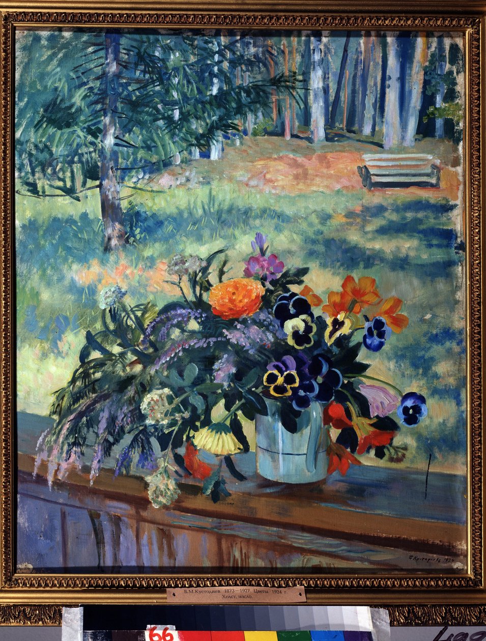 Kwiaty (Kwiaty). Martwa natura, bukiet kwiatów na drewnianej balustradzie tarasu z widokiem na zalesiony park. Obraz Borisa Michaylovicha Kustodieva (Kustodiev) (1878-1927), olej na płótnie autorstwa Boris Mikhailovich Kustodiev