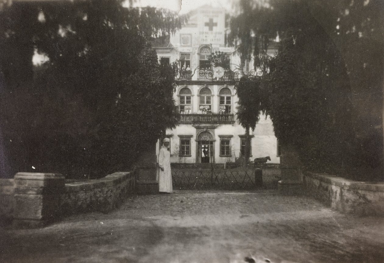 Album I wojny światowej we Friuli-Wenecji Julijskiej: Villa Brazzà, siedziba 17 Szpitala Wojennego w Soleschiano Manzano, zdjęcie z wieży kościoła, 05/1916 (zdjęcie czarno-białe) autorstwa Bourbon Del Monte