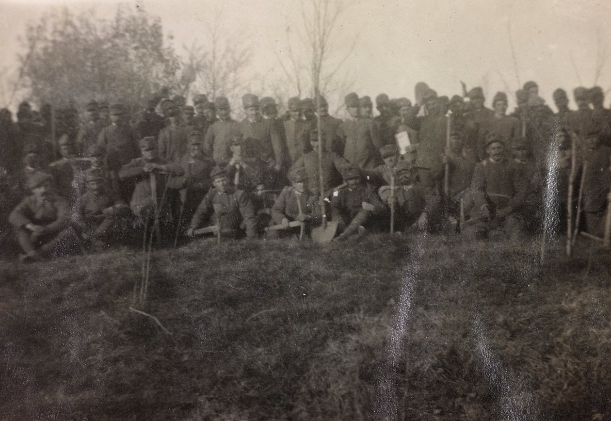 Album I wojny światowej we Friuli-Wenecji Julijskiej: portret grupowy żołnierzy piechoty 112.mo z pikami w pobliżu Wieży Rzecznej autorstwa Bourbon Del Monte