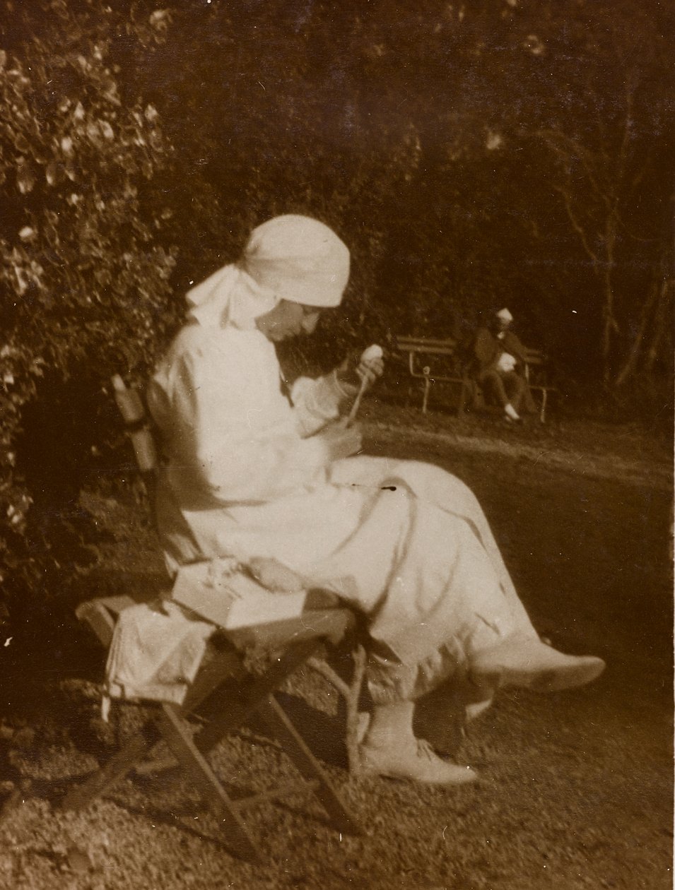 Album z I wojny światowej we Friuli-Wenecji Julijskiej: portret pielęgniarki Czerwonego Krzyża w parku Villa Brazzà, gdzie znajduje się 17 Szpitala Wojennego w Soleschiano Manzano (zdjęcie czarno-białe) autorstwa Bourbon Del Monte