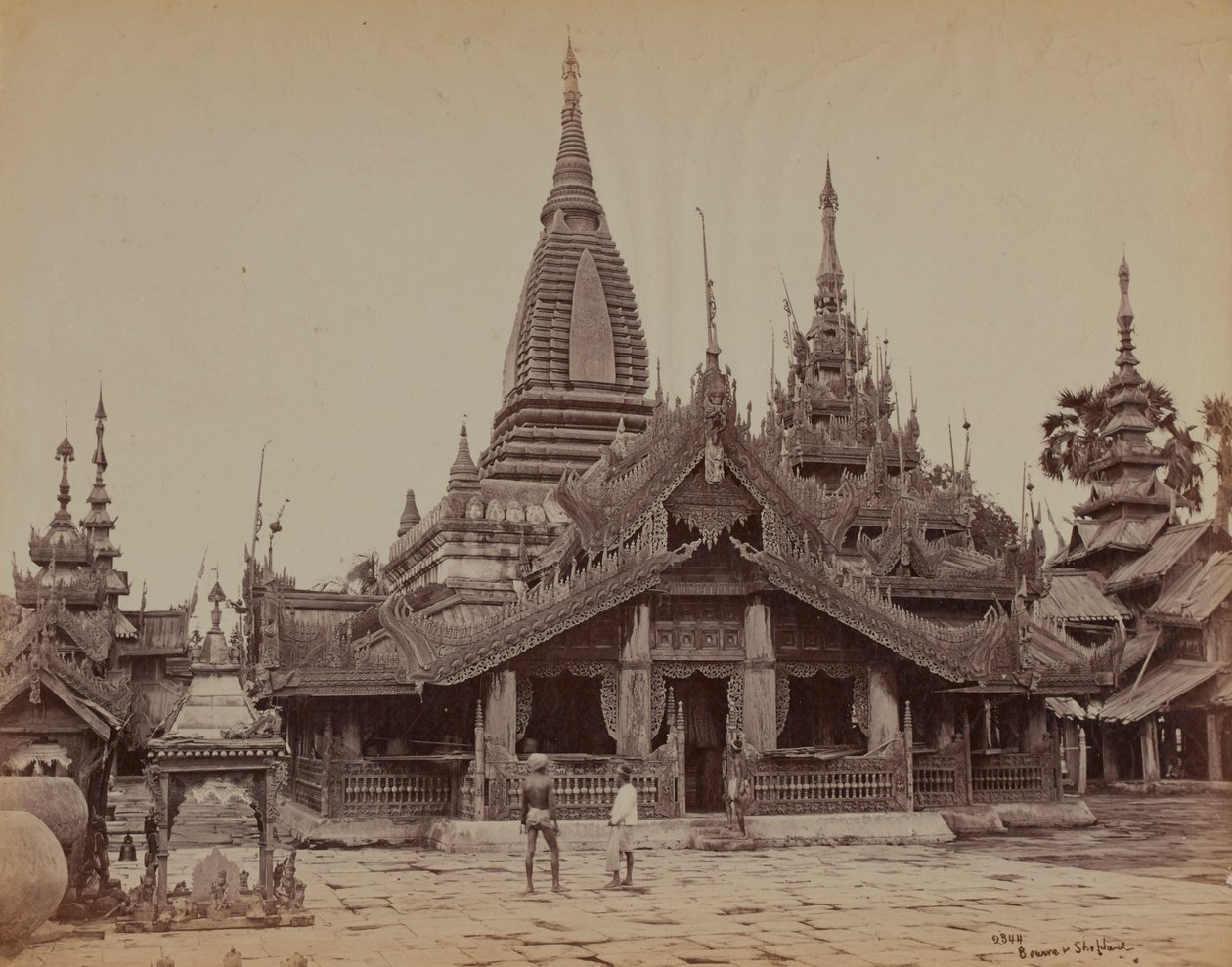 Dziedziniec świątyni birmańskiej, Mandalay autorstwa British Photographer