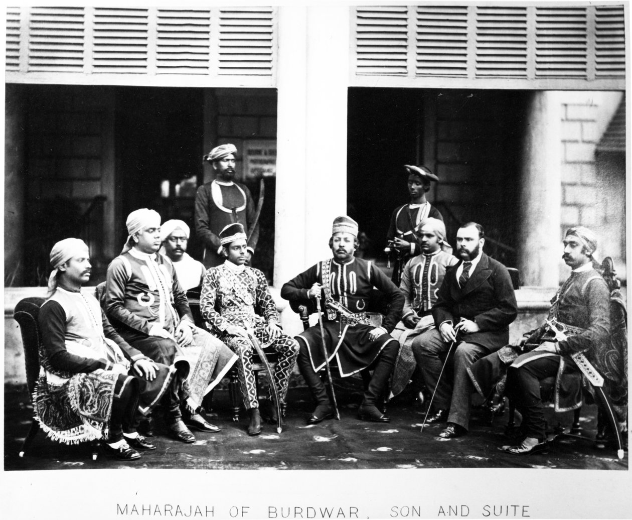 Maharaja Mahtab Chand Bahadur ze swoim synem i suitą, ok. 1870 r. autorstwa British Photographer
