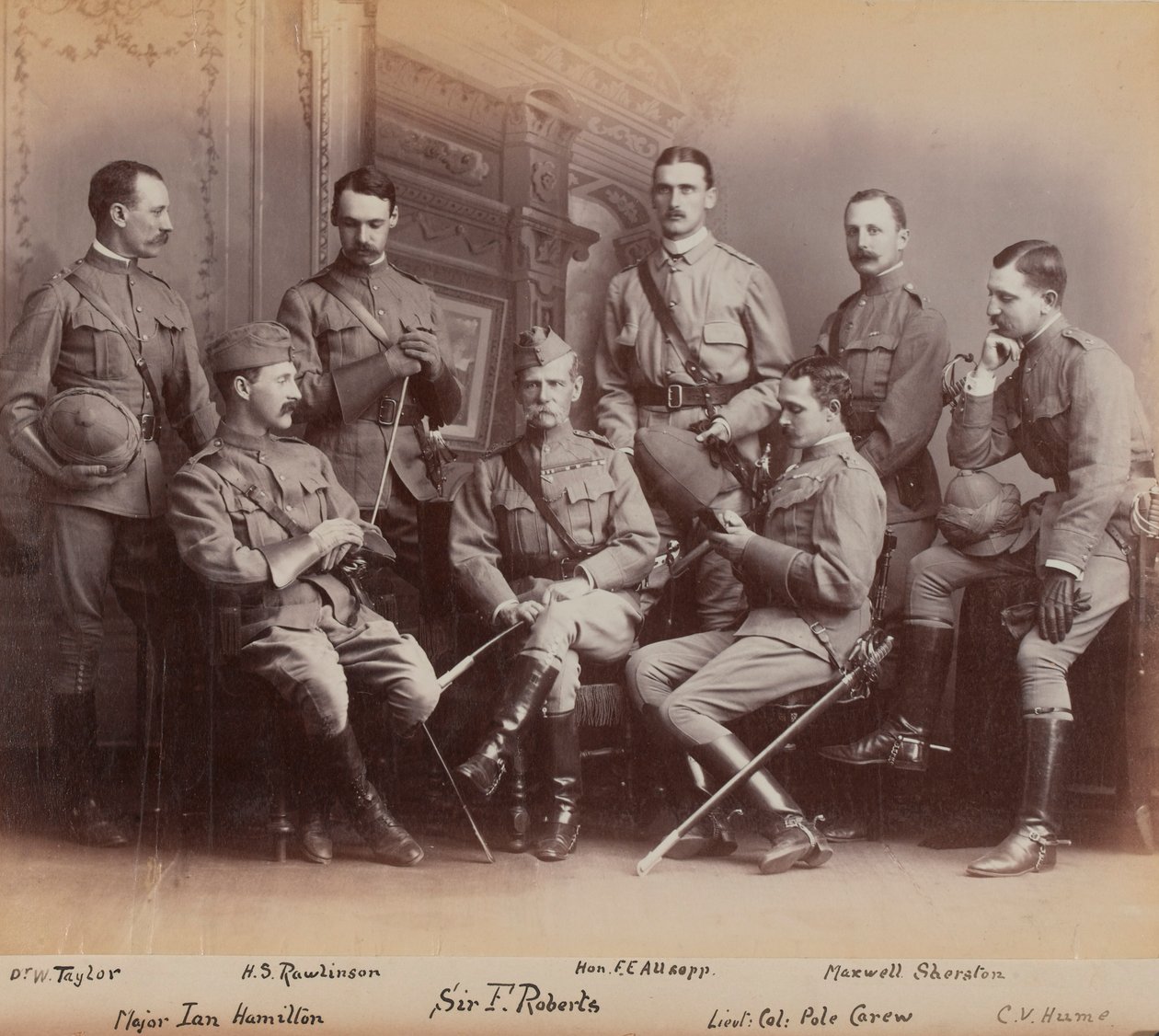Sir Frederick Sleigh Roberts ze swoimi oficerami autorstwa British Photographer