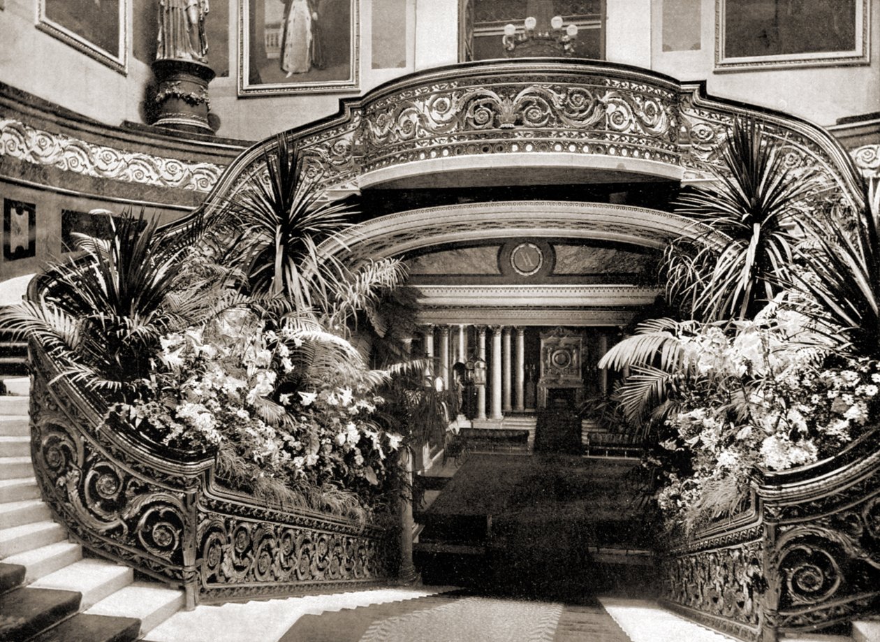 Wielkie Schody w Pałacu Buckingham, Londyn, 1890 autorstwa British Photographer