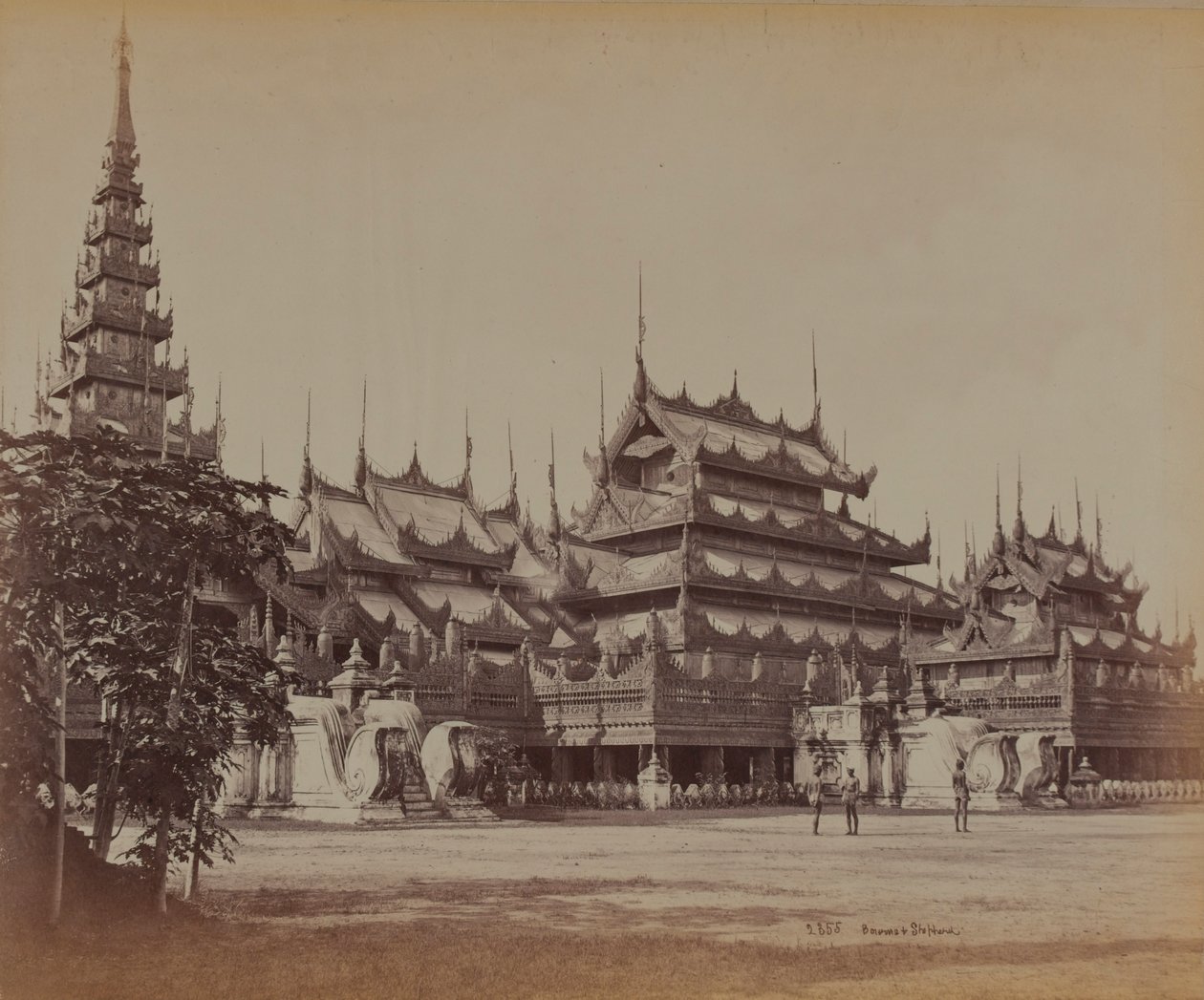 Złota Pagoda Królowych autorstwa British Photographer