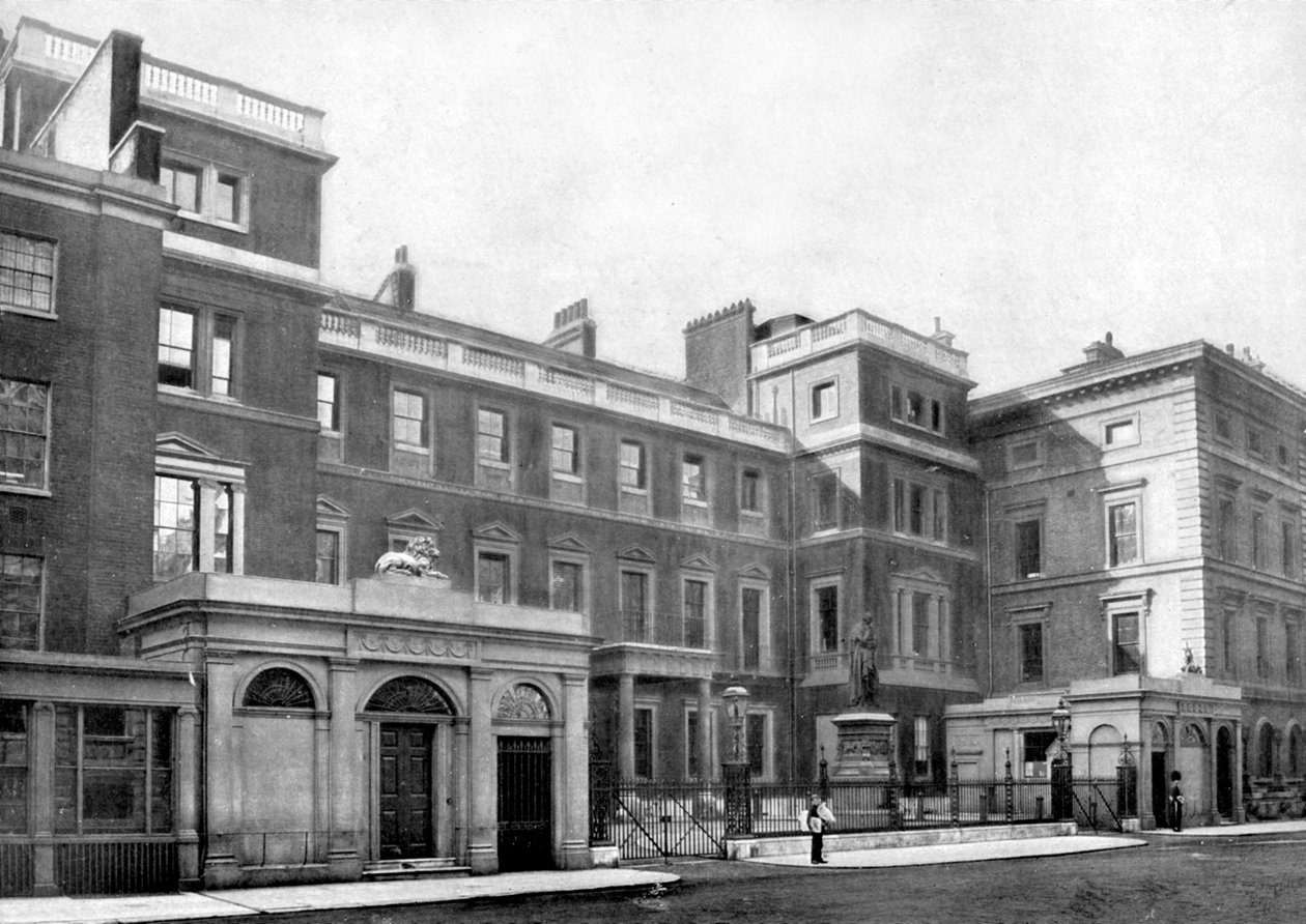 Fasada Urzędu Wojennego, Cumberland House, Pall Mall, Londyn, 1890 autorstwa British Photographer