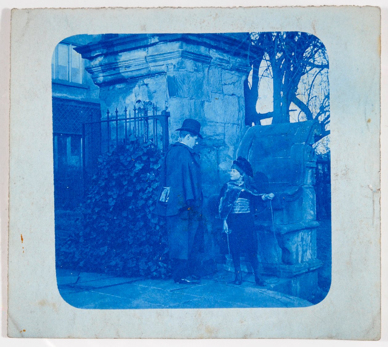 John Atkinson Grimshaw i Elaine Grimshaw u bram Knostrop Hall (cyjanotypia) autorstwa British Photographer