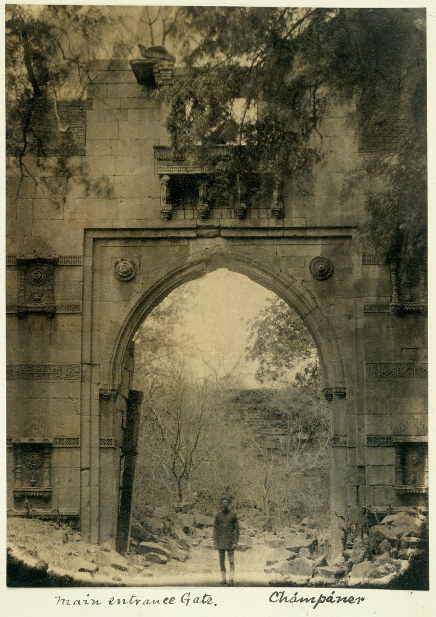 Główna brama wjazdowa, Champaner, ok. 1875 (zdjęcie czarno-białe) autorstwa British Photographer