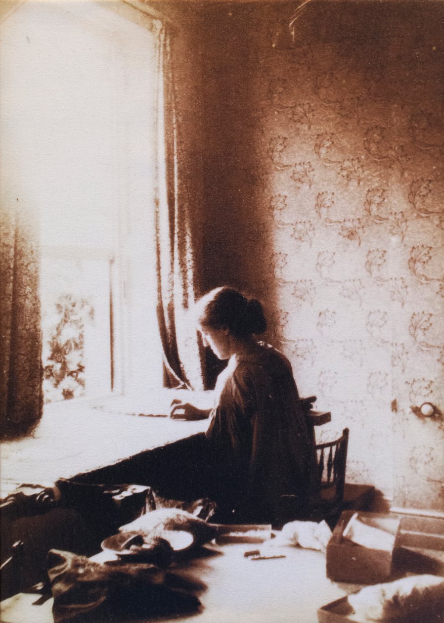 May Morris przy pracy, początek lat 90. XIX wieku (zdjęcie czarno-białe) autorstwa British Photographer