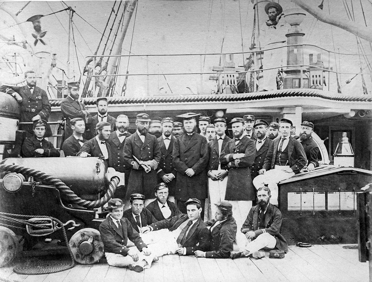 Oficerowie na pokładzie HMS Eclipse, ok.1888 r. autorstwa British Photographer