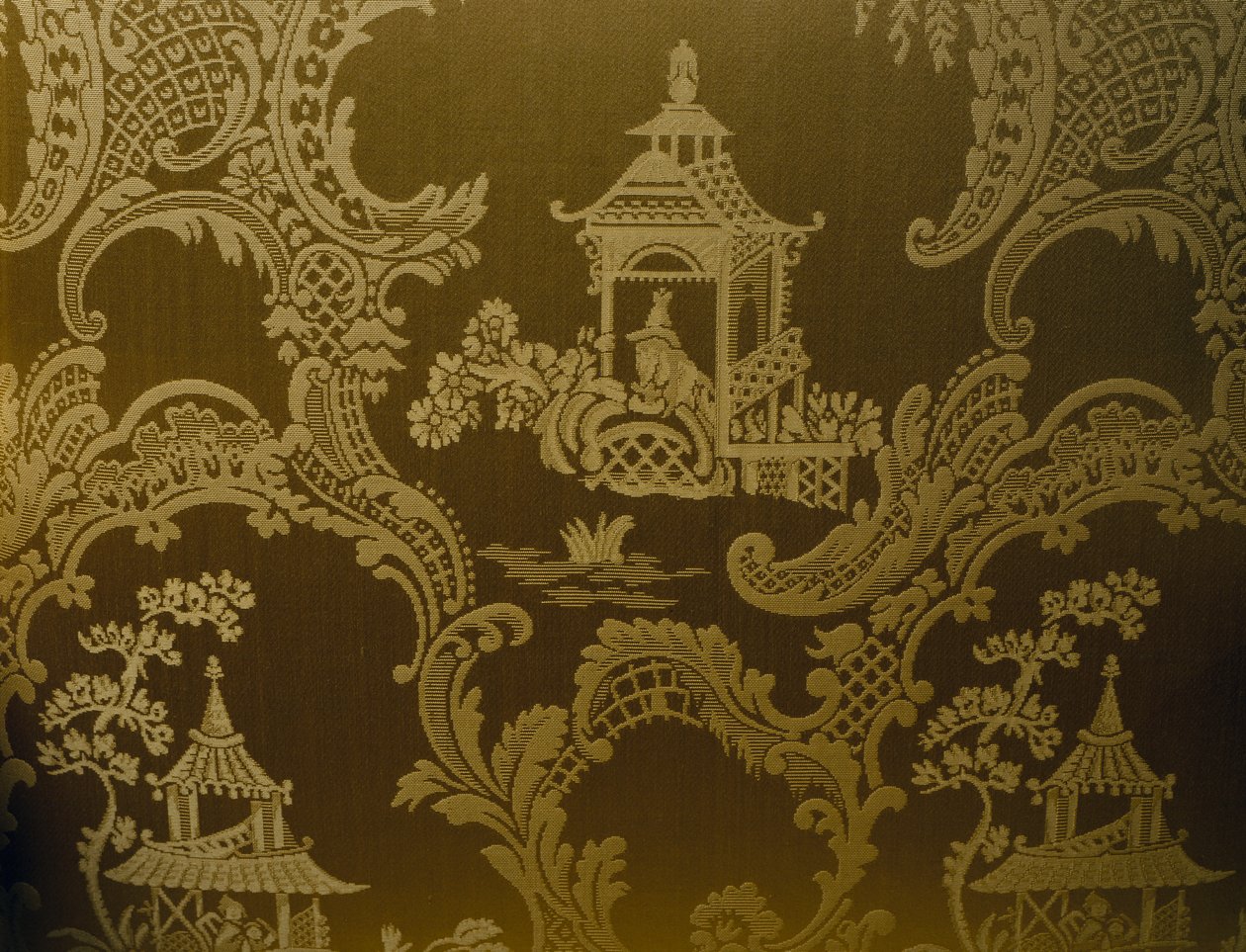 Chińskie motywy, detal z tapicerki na fotelu w stylu Jerzego II, rzeźbione drewno, wyściełane ramiona oraz tapicerowane oparcie i siedzisko, ok. 1750, Wielka Brytania autorstwa British School