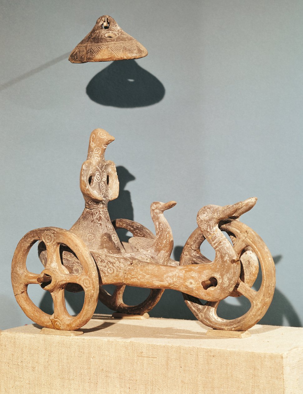 Rydwan wotywny z boskością antropomorficzną, z Dupljaja (glina) autorstwa Bronze Age