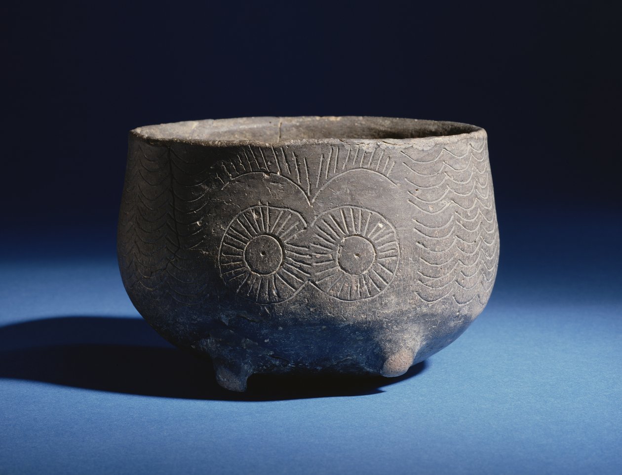 Misa z żłobioną dekoracją przedstawiającą jelenie, z Los Millares, Hiszpania, epoka miedzi, ok. 2000 pne (ceramika) autorstwa Bronze Age