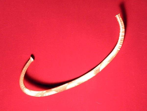 Obrączka na szyję znaleziona w Ickleton, Cambridgeshire (złoto) autorstwa Bronze Age