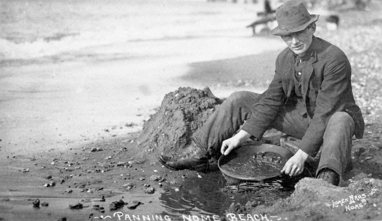 Man Panning Gold on Beach, Nome, Alaska, ok. 1910 (zdjęcie czarno-białe) autorstwa Brothers Lomen
