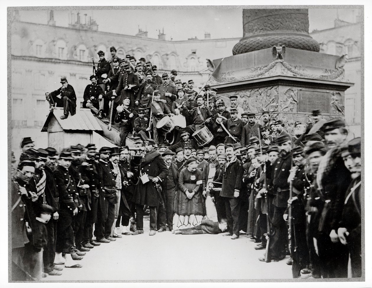 Federes przed Kolumną Vendome podczas Komuny, 1871 autorstwa Bruno Braquehais