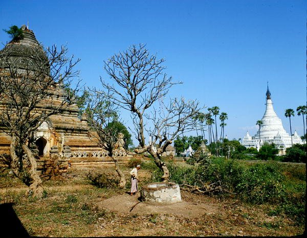Pagody nad rzeką Irrawaddy (zdjęcie) autorstwa Burmese School