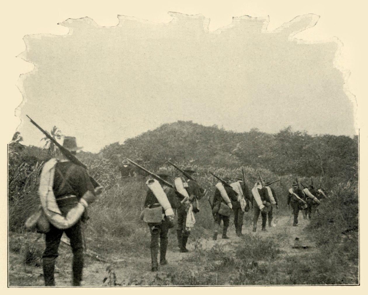 W drodze z pola bitwy 1. i 10. do sceny konfliktu Rough Riders, przez góry autorstwa Burr McIntosh