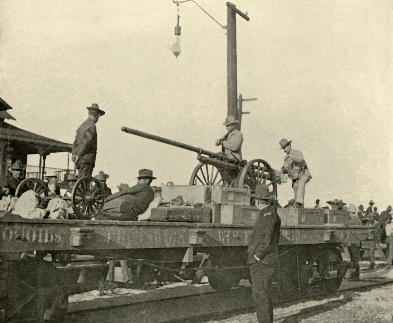 Sierżant Borrowe i pistolet dynamitowy, wojna hiszpańsko-amerykańska, czerwiec 1898, 1899. autorstwa Burr McIntosh