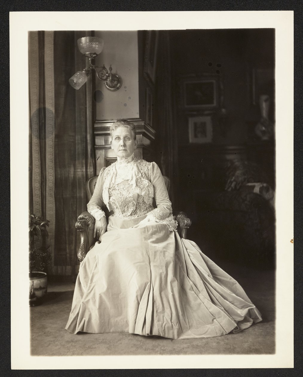 Pani John Arbuckle, ok. 1900-10 autorstwa Burr William McIntosh