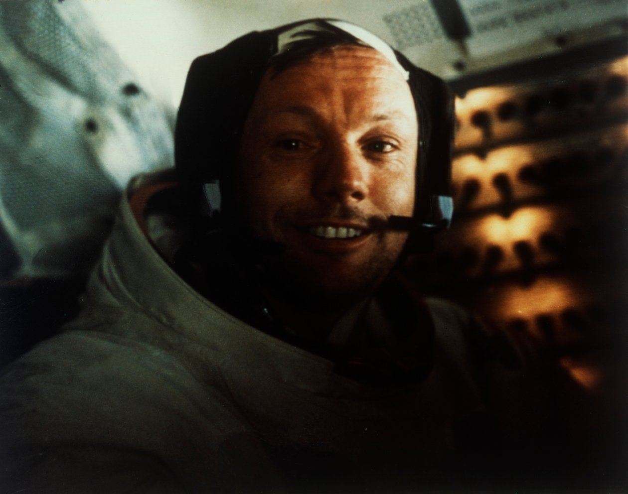 Komandor Neil Armstrong w module księżycowym na Księżycu, misja Apollo 11, lipiec 1969. autorstwa Buzz Aldrin