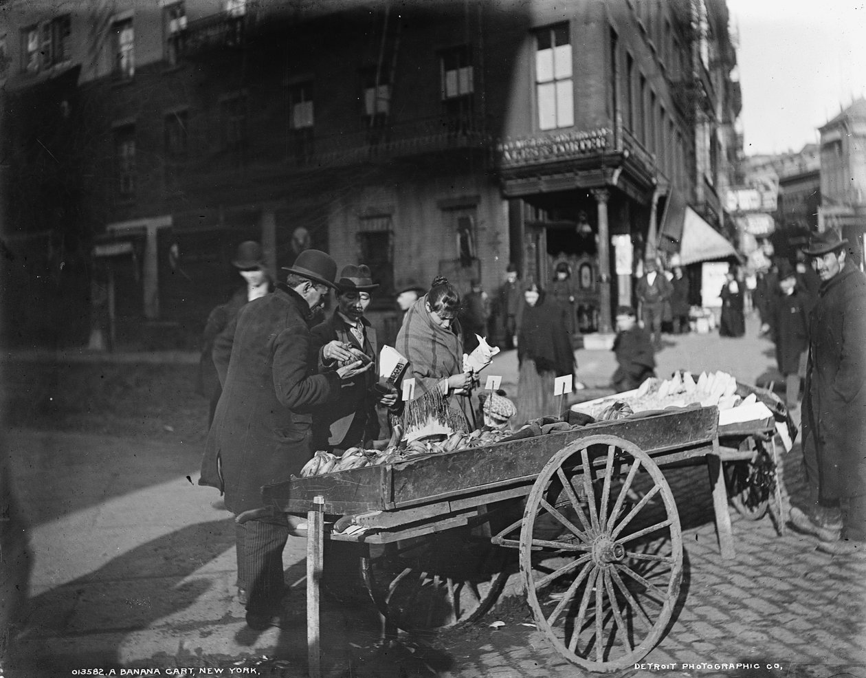 Wózek z bananami, Nowy Jork, ok. 1900 autorstwa Byron Company