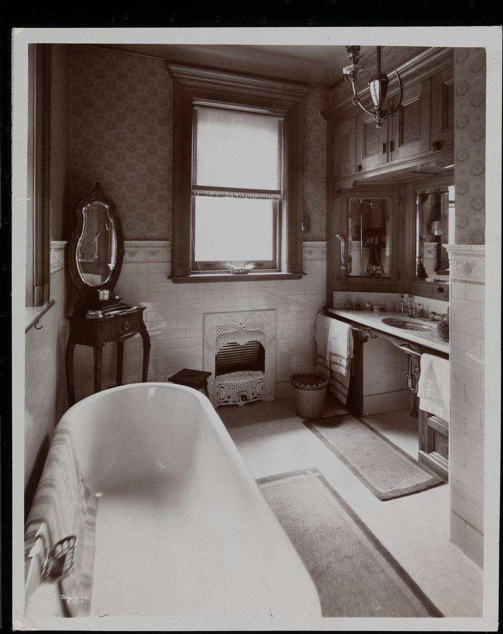 Łazienka w rezydencji Edwarda Brandeisa przy 16 West 88th Street, Nowy Jork, 1902 (odbitka żelatynowa) autorstwa Byron Company