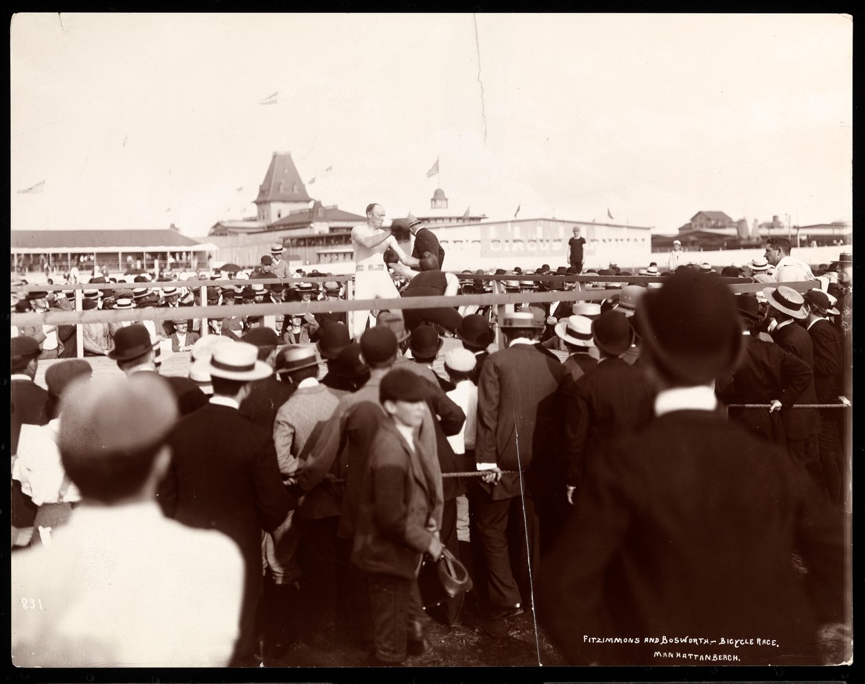 Mecz bokserski pomiędzy Robertem Prometeuszem Fitzsimmonsem i Bosworthem w dniu wyścigu rowerowego na Manhattan Beach, Nowy Jork, 1895 (odbitka żelatynowa) autorstwa Byron Company