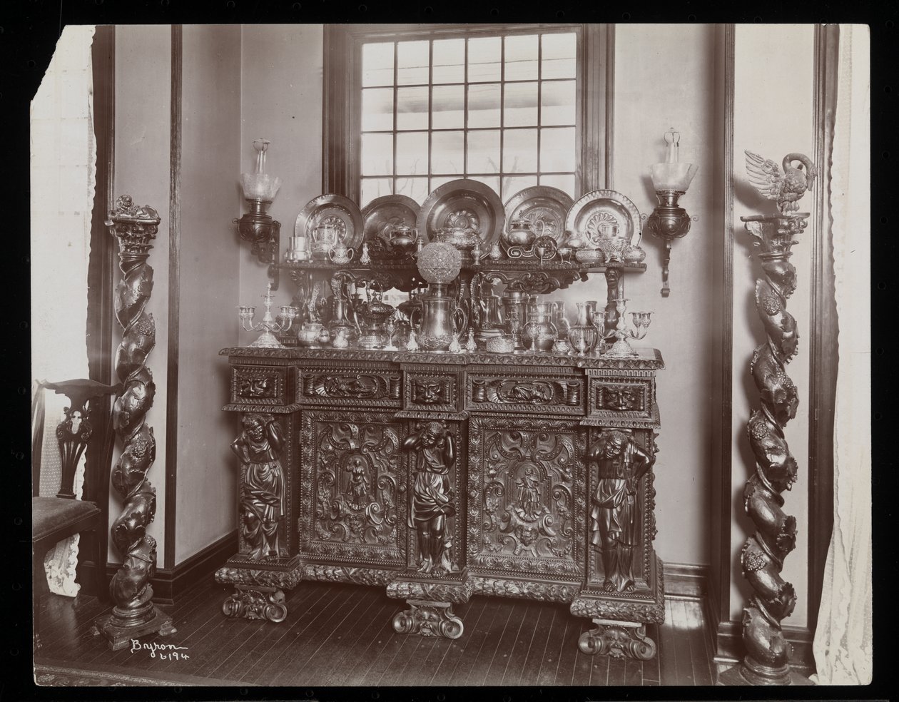 Zaśmiecony kredens w rezydencji Westmoreland Davis w Tuxedo Park, Nowy Jork, 1899 (srebrny odbitka żelatynowa) autorstwa Byron Company