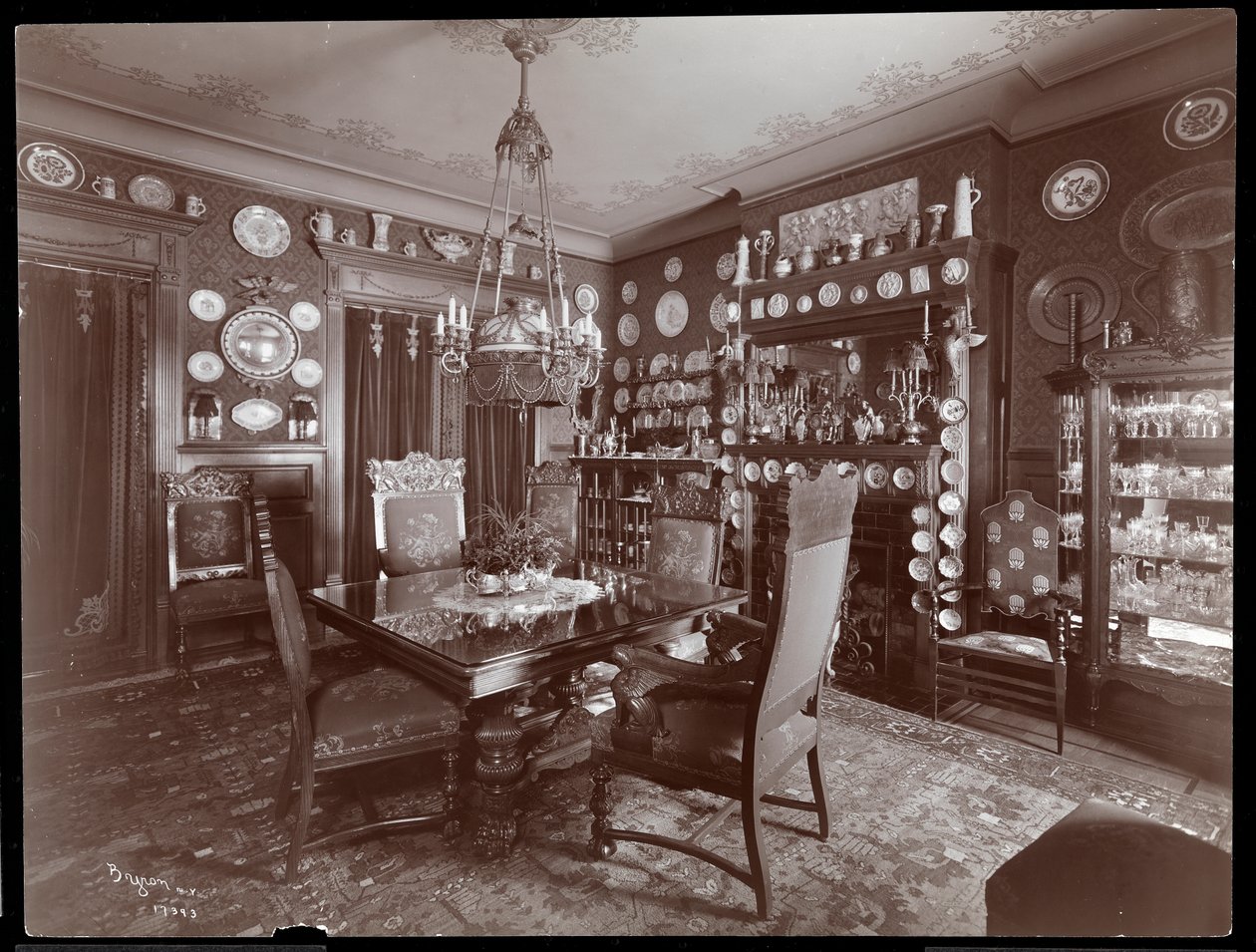 Jadalnia w rezydencji Davida Belasco, 1903 lub 1904 (odbitka żelatynowa) autorstwa Byron Company