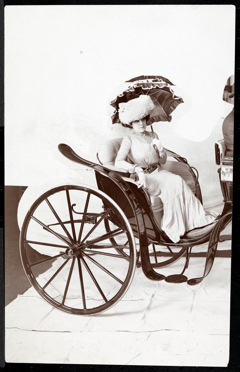 Modelka siedząca w powozie trzymająca parasolkę, 1902 (srebrny odbitka żelatynowa) autorstwa Byron Company