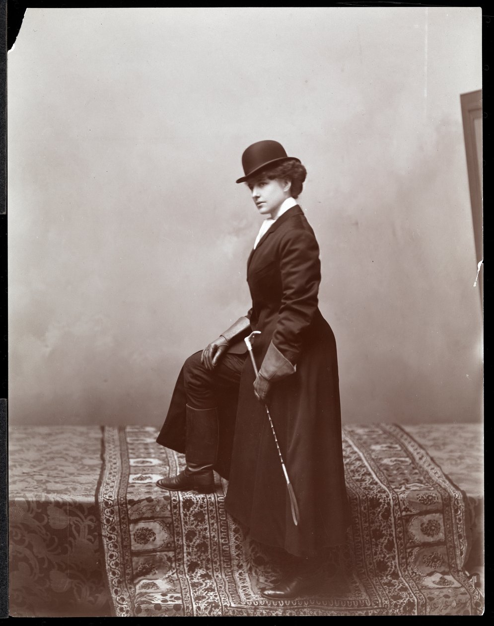 Modelka pozująca w pracowni ilustratora Malcolma Straussa, ok. 1895 (odbitka żelatynowa) autorstwa Byron Company