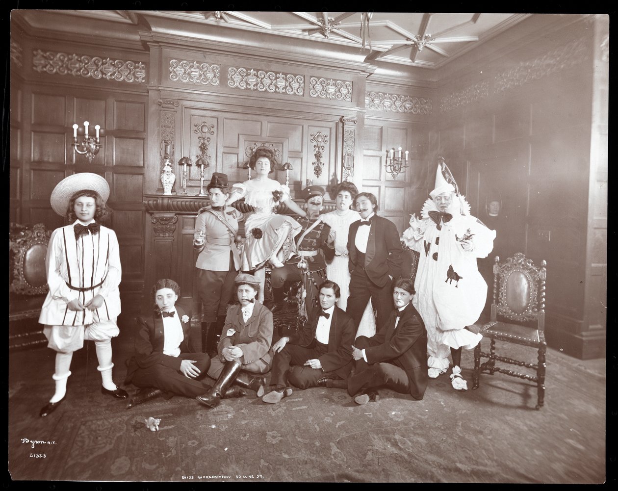 Grupa w kostiumach w domu panny Morgenthau, 30 West 72nd Street, Nowy Jork, 1906 (odbitka żelatynowa) autorstwa Byron Company