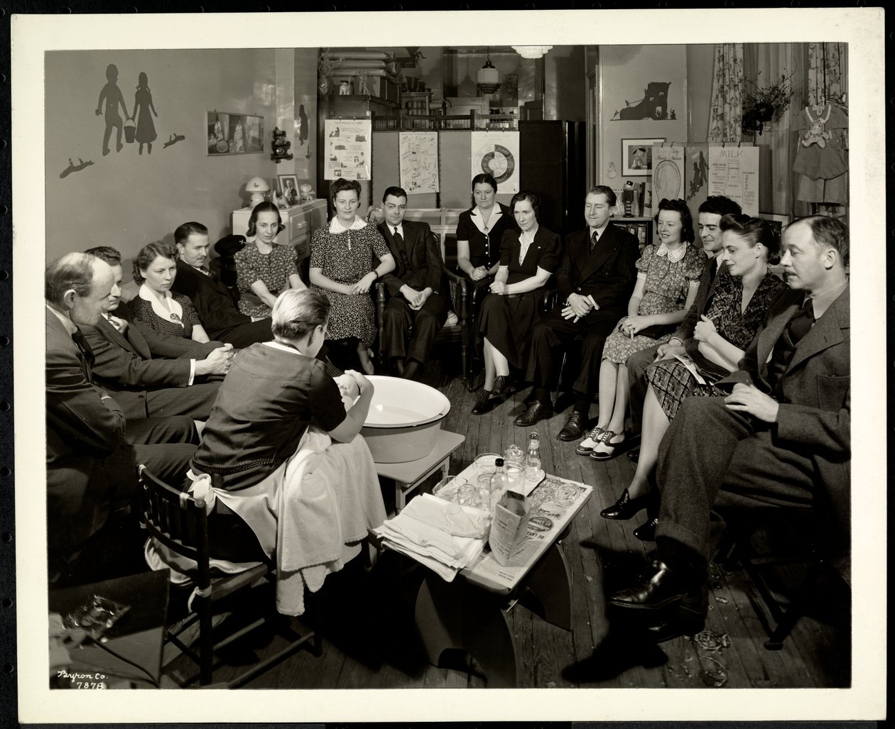 Grupa par na zajęciach z opieki nad dziećmi w Poradni Porodowej 1359 York Avenue, Nowy Jork, 1941 (srebrzysty odbitka żelująca) autorstwa Byron Company