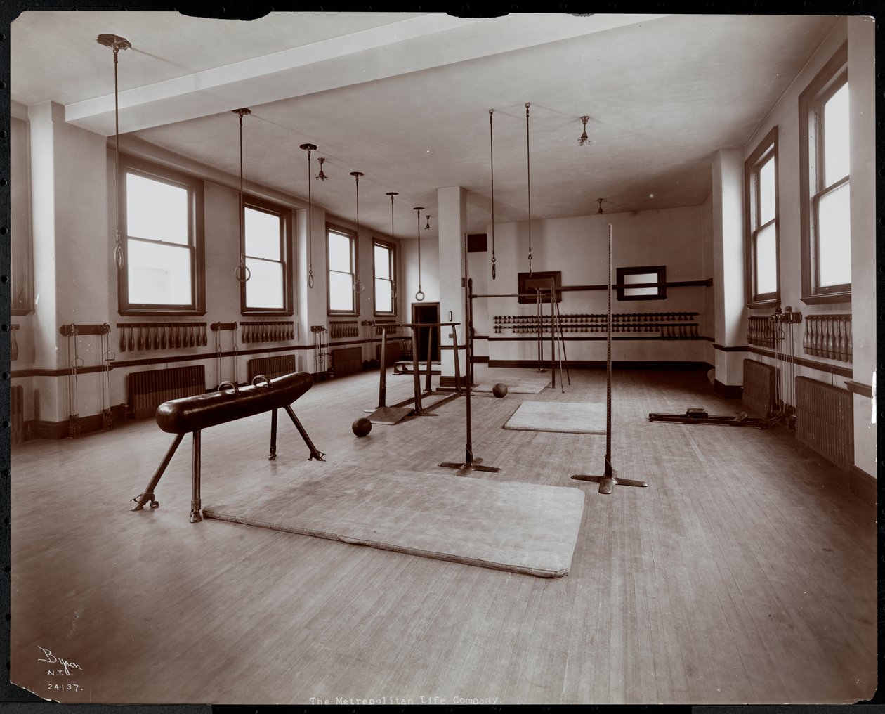 Gimnazjum w Metropolitan Life Insurance Co. przy 23rd Street i Madison Avenue, Nowy Jork, 1907 (srebrny odbitka żelatynowa) autorstwa Byron Company