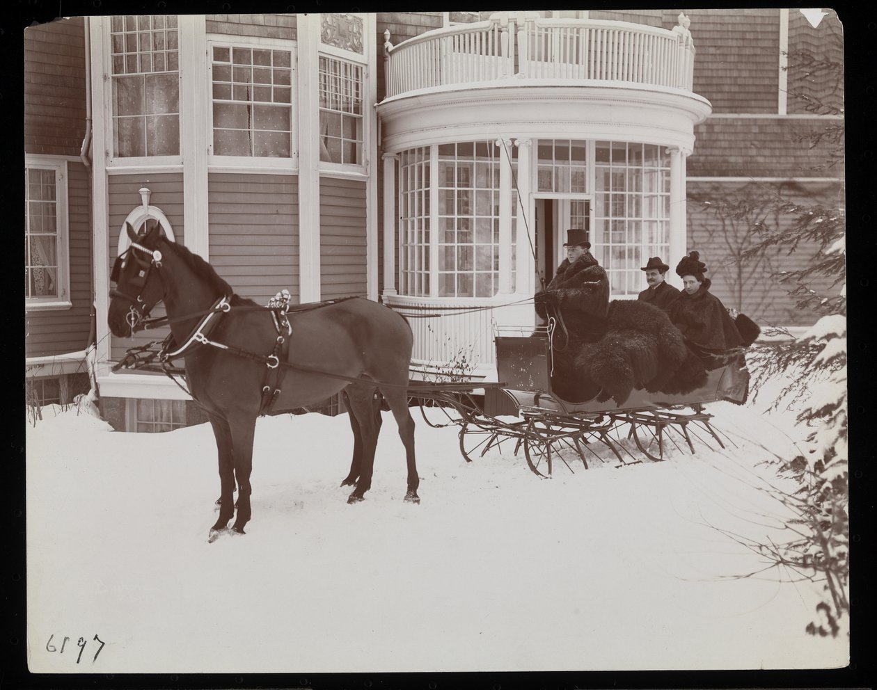 Sanie konne przed rezydencją Westmoreland Davis w Tuxedo Park, Nowy Jork, 1899 (srebrny odbitka żelatynowa) autorstwa Byron Company
