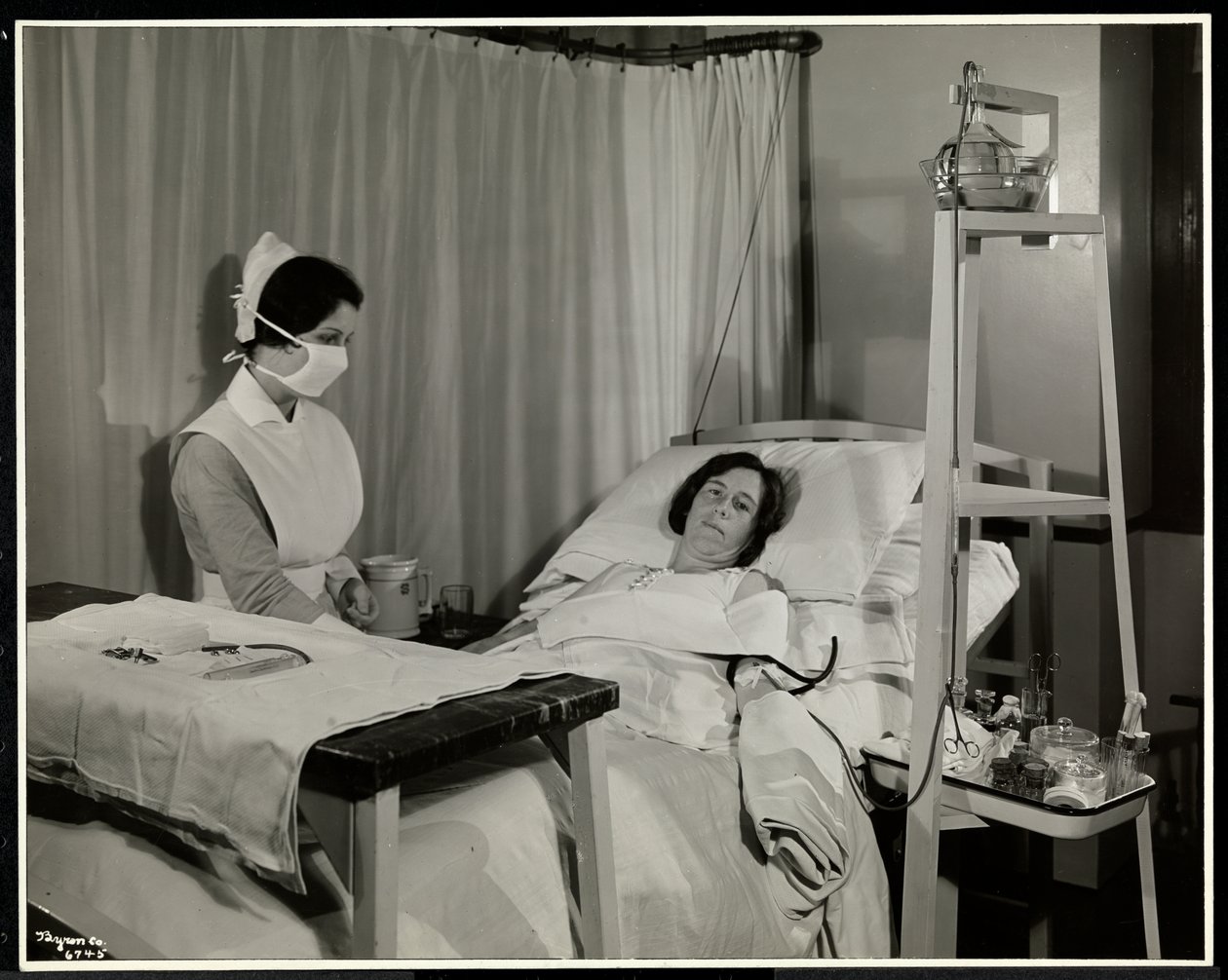 Zamaskowana pielęgniarka z pacjentem w pokoju w Sloane Medical Hospital, Broadway i 168th Street, Nowy Jork, 1932 (odbitka żelatynowa) autorstwa Byron Company