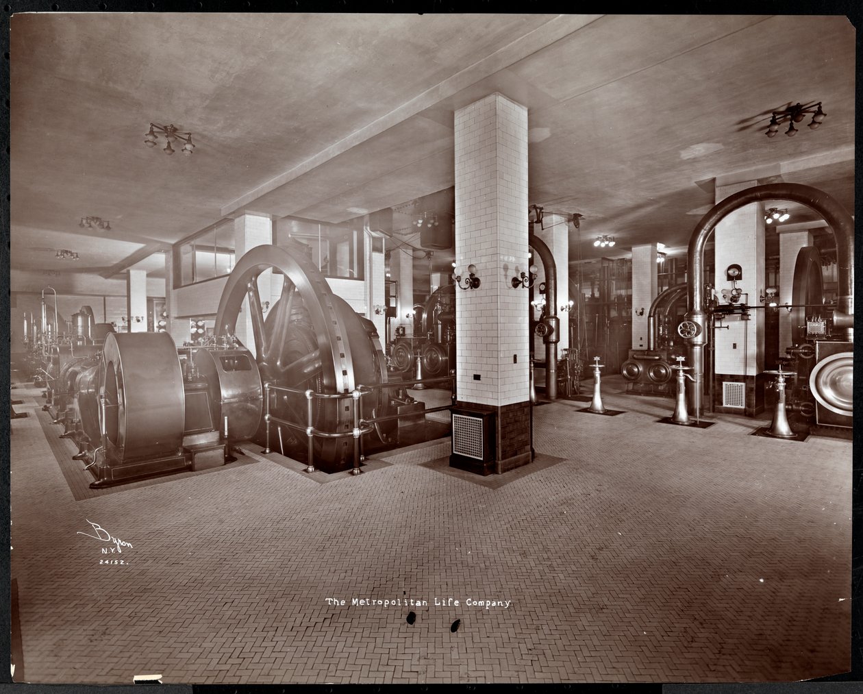 Pokój sprzętu mechanicznego w Metropolitan Life Insurance Co. przy 23rd Street i Madison Avenue, Nowy Jork, 1907 (srebrny odbitka żelatynowa) autorstwa Byron Company