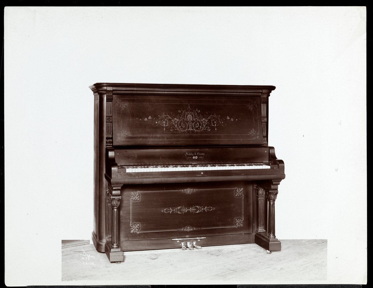 Fortepian Newby und Evans Piano Co., 1907 (srebrna odbitka żelatynowa) autorstwa Byron Company