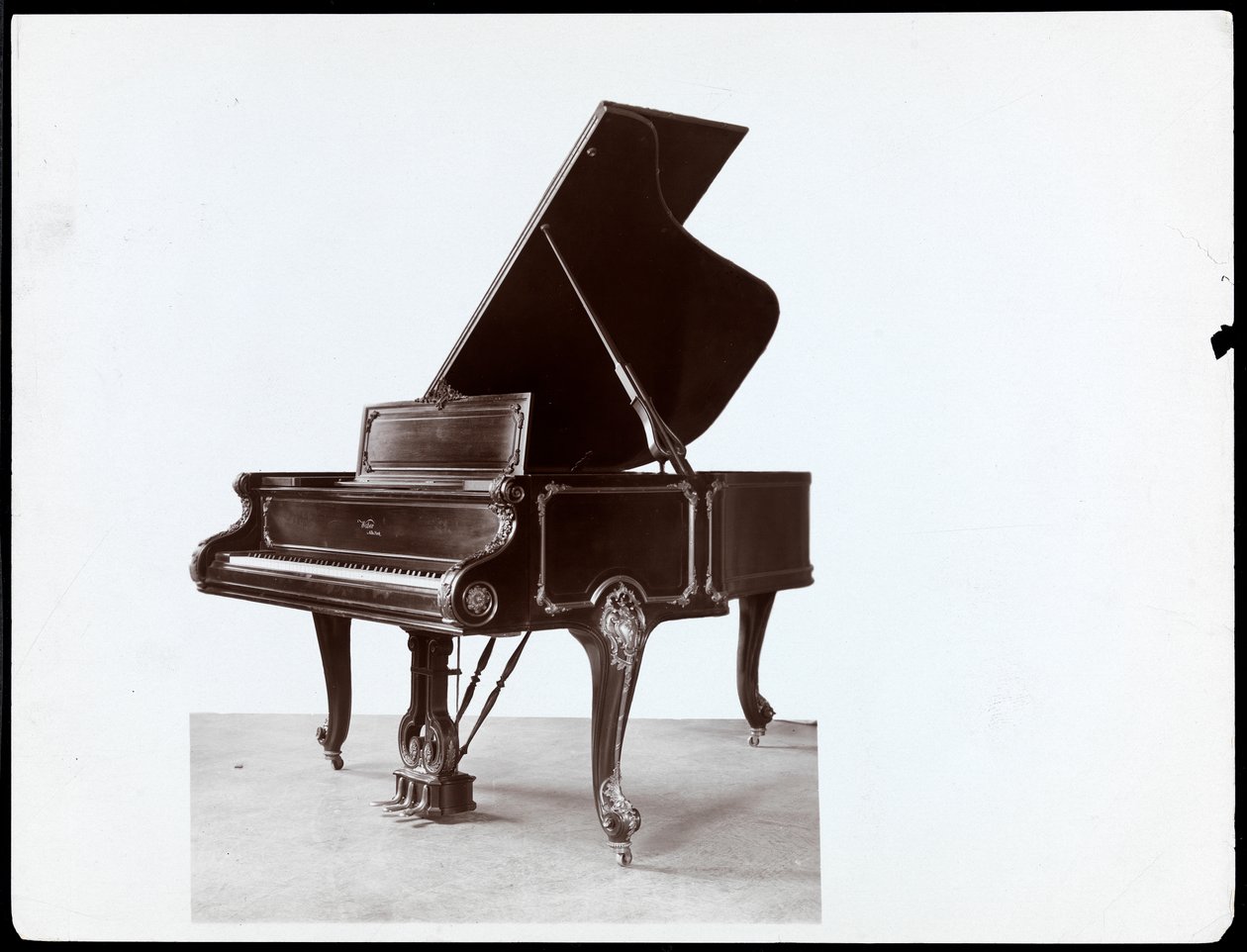 Fortepian Weber und Co., Nowy Jork, lata 1900-20 (odbitka żelatynowa srebrna) autorstwa Byron Company
