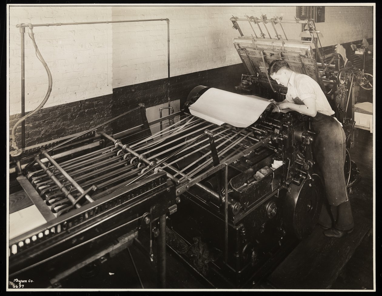 Prasa drukarska w Unz und Co., 24 Beaver Street, Nowy Jork, 1932 (odbitka żelatynowa srebrna) autorstwa Byron Company