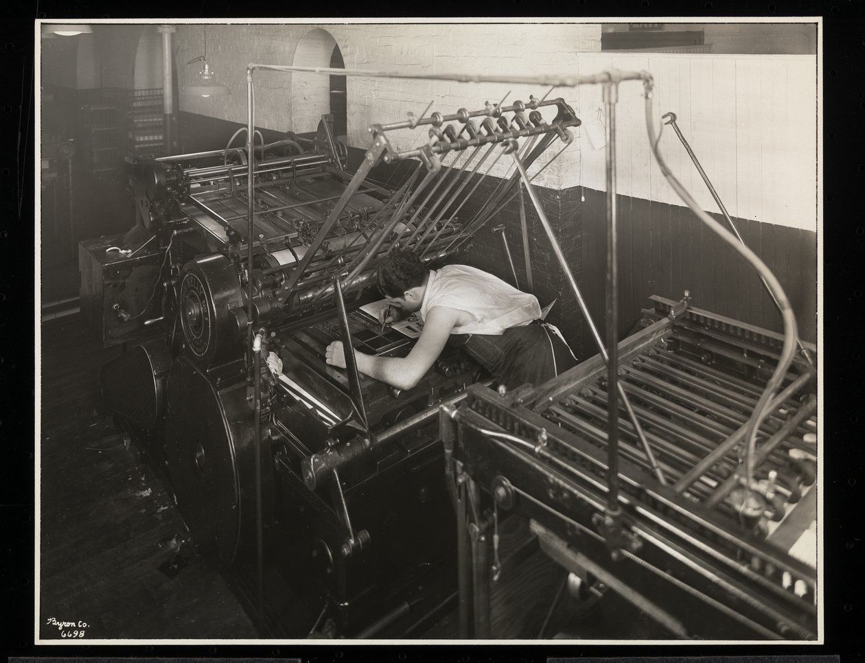 Prasa drukarska w Unz und Co., 24 Beaver Street, Nowy Jork, 1932 (odbitka srebrnożelatynowa) autorstwa Byron Company