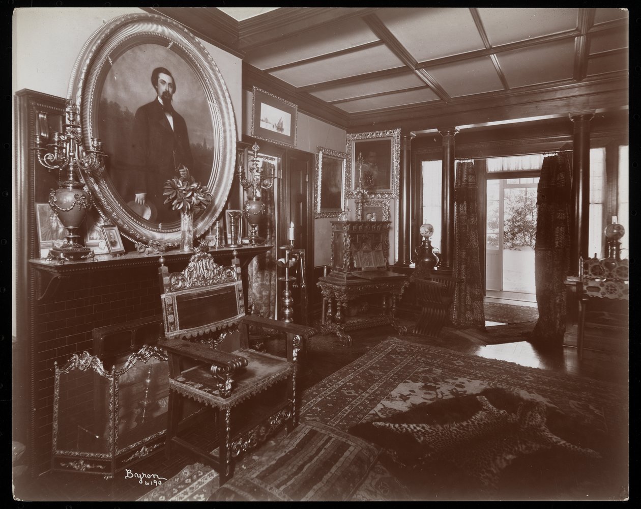 Pokój w rezydencji Westmoreland Davis w Tuxedo Park, Nowy Jork, 1899 (srebrny odbitka żelatynowa) autorstwa Byron Company