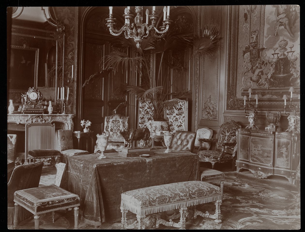 Pokój w rezydencji hrabiny De Ganay, Paryż, ok. 1900 (srebrny odbitka żelatynowa) autorstwa Byron Company