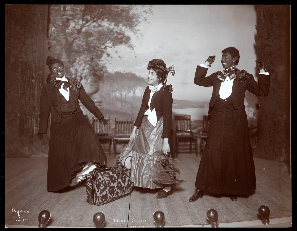 Scena z The Junior Show, amatorskiego spektaklu prezentowanego przez osoby z niższych klas w Barnard College, Nowy Jork, 1905 (srebrny odbitka żelatynowa) autorstwa Byron Company
